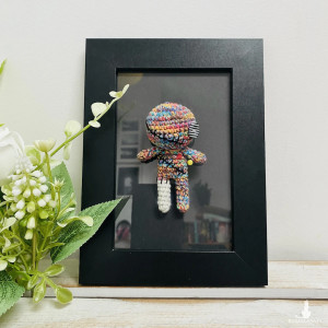 Laleczka voodoo w ramce szydełkowe rękodzieło prezent z czarnym humorem