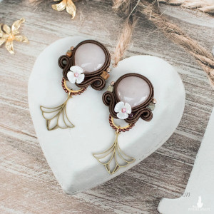 Brązowe kolczyki sutasz z kwiatkami