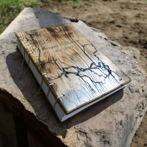 Drewniana księga gości