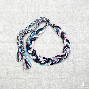 5777 Ręcznie robiony naszyjnik - warkocz w kolorach pastelowych.