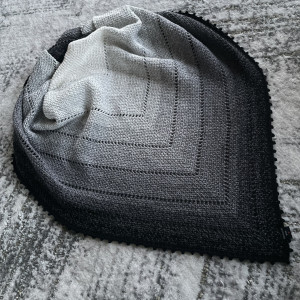 Piękna cieniowana chusta mech