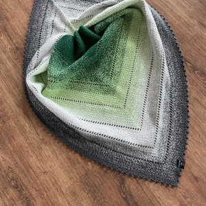 Piękna cieniowana chusta mech