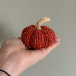 WEŁNIANA DYNIA OZDOBNA HANDMADE, rozmiar S, ciemnopomarańczowa - 1 SZT.