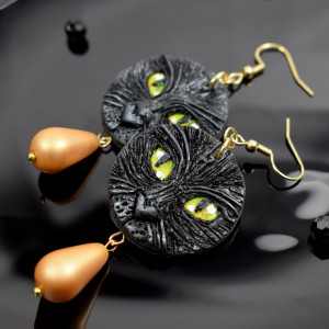 Czarny kot - długie kolczyki ze złotymi kropelkami