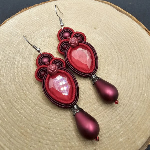 Bordowe kolczyki sutasz z kryształkami