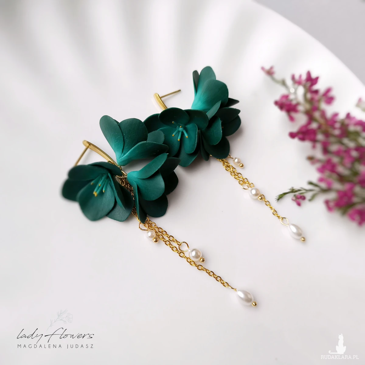 Kolczyki w kolorze butelkowej zieleni