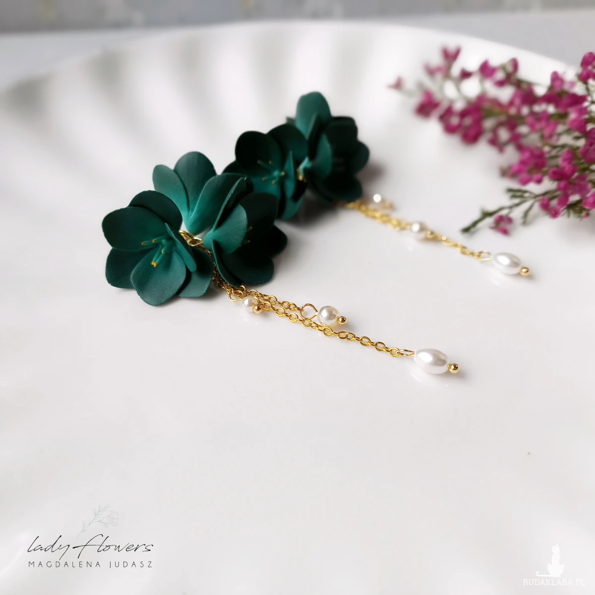 Kolczyki w kolorze butelkowej zieleni