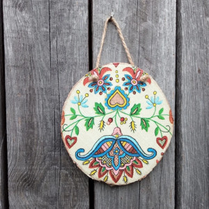 Ludowe kaszubskie kwiaty na plastrze brzozy, dekor boho, drobny prezent z drewna w stylu folk, wzór Kaszuby