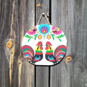 Dekoracja z plastra drewna z ludowymi kogutami, polski wzór ludowy wycinanka, folk prezent na parapetówkę