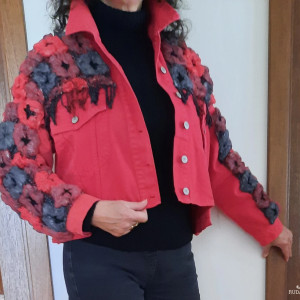 Kurtka  jeansowa czerwona z rękawami w kwiaty  handmade # upcycledclothes