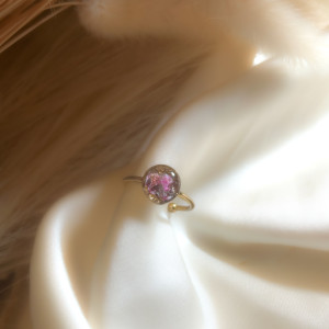 Pierścionek z różowymi kwiatami gipsówki