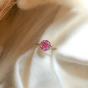 Pierścionek z różowym kwiatem