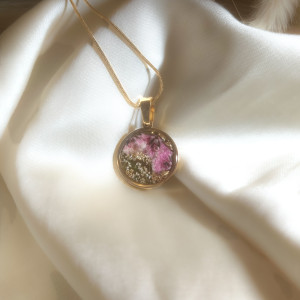 Efektowny naszyjnik z kwiatami w żywicy