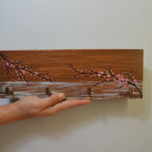 Wieszak na klucze z kwitnącą gałązką sakury