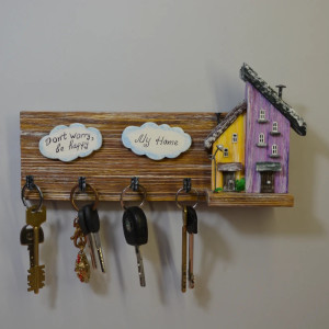 Wieszak na klucze z drewna – personalizowany organizer ścienny