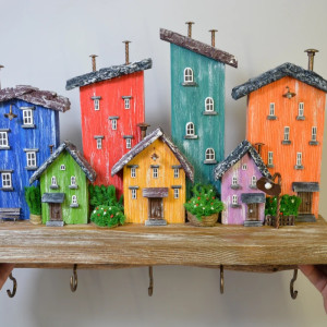 Kolorowy drewniany wieszak na klucze – dekoracyjny organizer domki