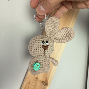 Beżowy króliczek ręcznie robiony na szydełku z ciasteczkiem