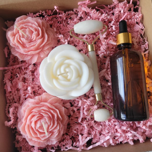 Zestaw upominkowy do pielęgnacji twarzy i relaksu. W zestawie roller do twarzy, olej migdalowy i świece sojowe ręcznie robione