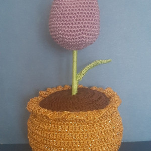 Szydełkowy tulipanek w doniczce