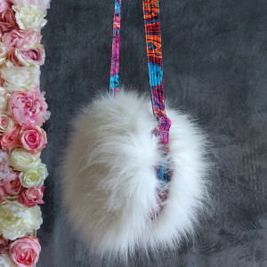 Biała futrzana torebka na ramię