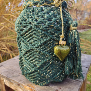 Lampion dekoracyjny w stylu Boho - kolorze butelkowej zieleni z złotą nitką