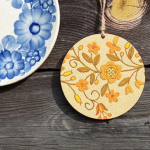 Okrągła zawieszka w piaskowych kolorach z folkowym kwiatowym wzorem, Dekoracja ścienna do kuchni, haft ludowy