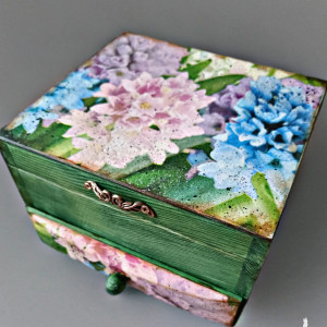 Drewniana szkatułka na biżuterię "Hortensje""