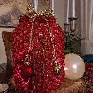 Lampion dekoracyjny w stylu Boho - kolorze czerwonym z złotą nitką