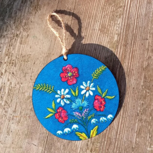 Dekoracja do zawieszenia z polnymi kwiatami na niebieskim tle, prezent w stylu folk country dla miłośników dzikich roślin, imitacja ludowego haftu z makami i rumiankiem