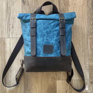 Niebiesko-brązowy plecak z bawełny woskowanej i skóry zapinany na dwie klamry.