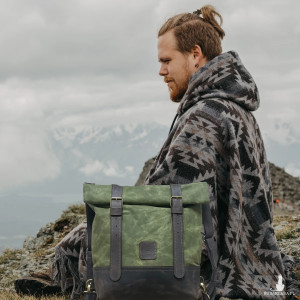 Zielono-brązowy plecak z bawełny woskowanej i skóry Vintage zapinany na dwie klamry.