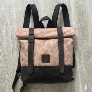 Różowy plecak ze skóry i bawełny woskowanej zapinany na dwie klamry