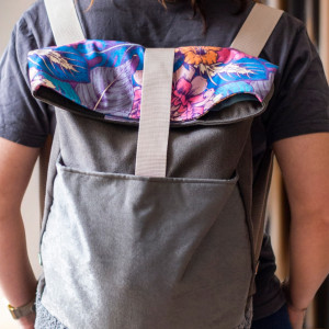 Szary duży składany plecak kurierski w kwiaty