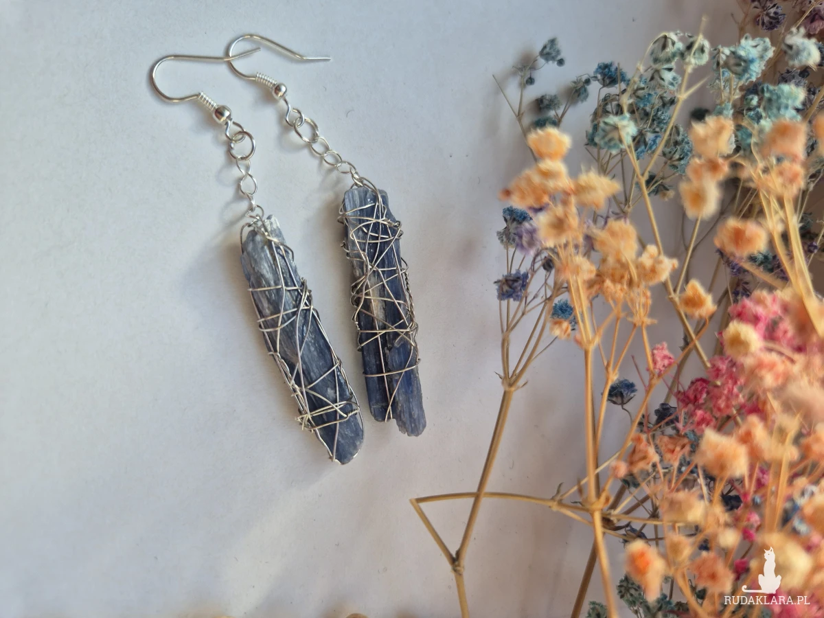 Kolczyki z kyjanitem