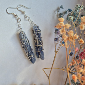 Kolczyki z kyjanitem