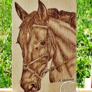 Deska z koniem – pirografia na drewnie bukowym