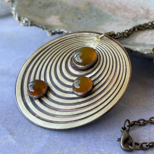 Okrągły wisior z miedzi i mosiądzu na jesień c1200