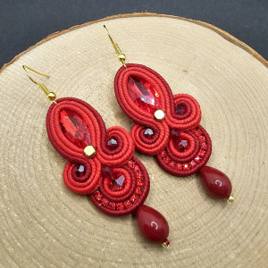 Czerwone kolczyki sutasz z kryształkami