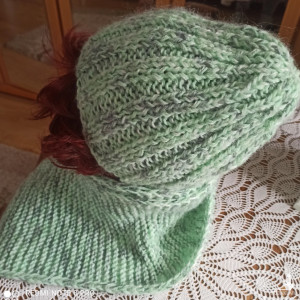 Czapka i szalik w kolorze wiosennej zieleni