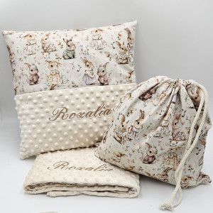 Zestaw dla dziecka – kocyk, poduszka i worek z haftem imienia