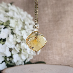 złota zawieszka złoty wisiorek naszyjnik żywica z żywicy kwiaty z kwiatami kwiaty żywica biżuteria bratek