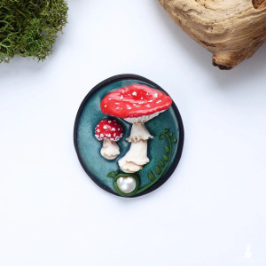Broszka „Dwa muchomory z perłą”