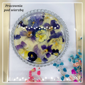 Talerzyk na biżuterię taca z prawdziwymi kwiatami bratki