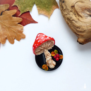 Broszka „Muchomor z koralami”