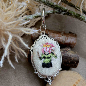 Monica, zawieszka ręcznie wyszywana