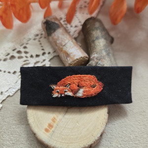 Lisek, spinka ręcznie wyszywana