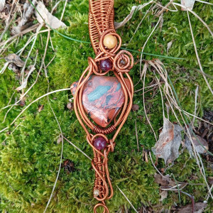 Zawieszka z jaspisem i kamieniami naturalnymi, wire wrapping, biżuteria autorska, oprawa miedziana, efektowna biżuteria boho