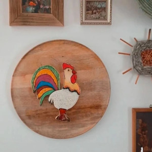 Ceramiczny kogut na drewnianej desce, rustykalna ozdoba, obraz 3D płaskorzeźba