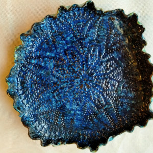 Niebieska duża patera ceramiczna z koronką