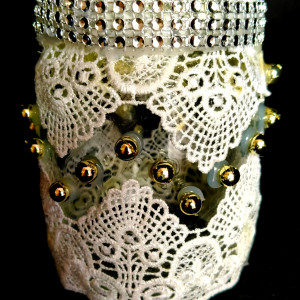 Dekoracyjny lampion szklany z koronką i cyrkoniową taśmą